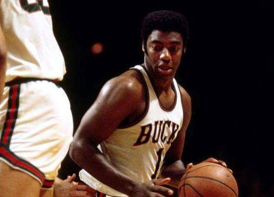 篮球篮网球迷为球队送上支持横幅